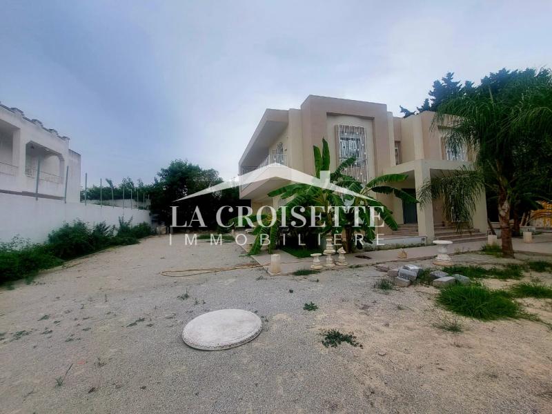 Villa S+4 en cours de rénovation à La Marsa